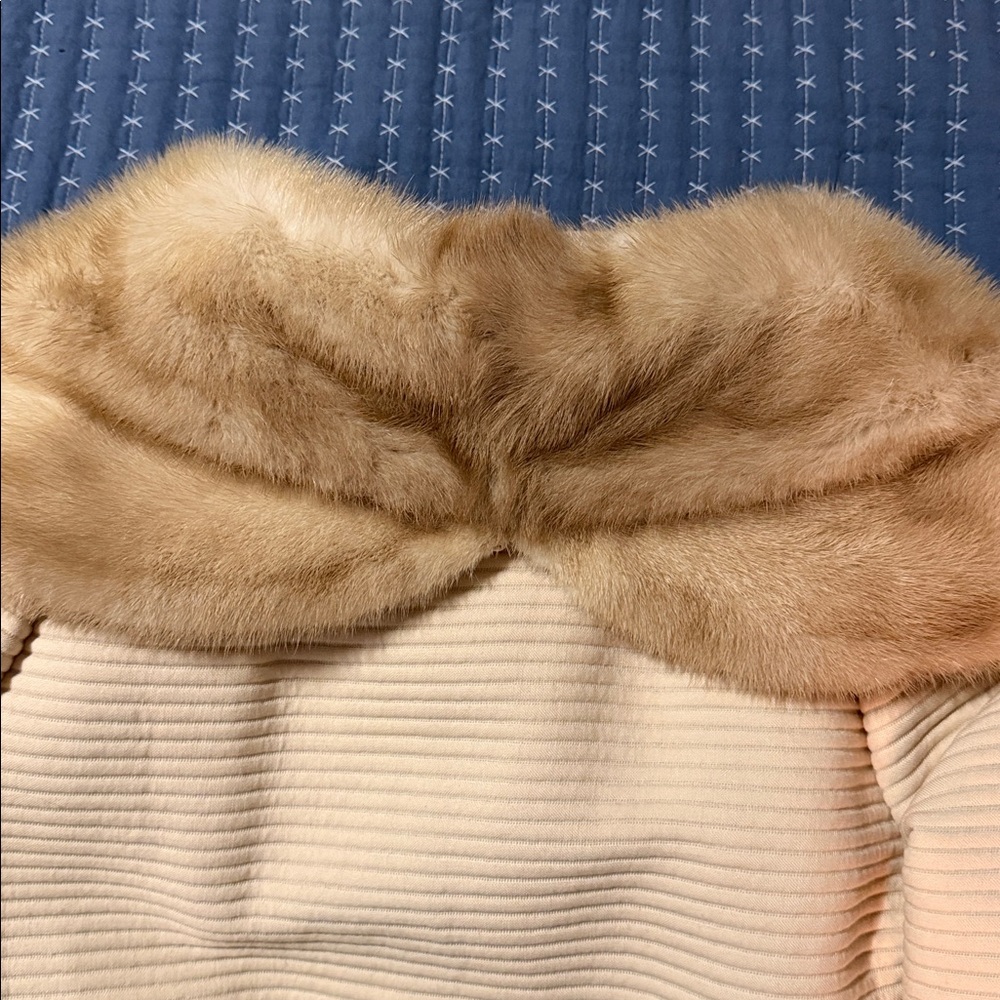 Vintage coat with fur collar. - Picture 5 of 6